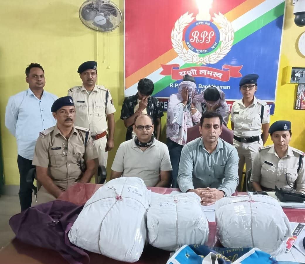 सिआईबी और आरपीएफ ने संयुक्त रूप से छापेमारी अभियान चलाकर बर्दवान रेलवे स्टेशन से भारी मात्रा में गांजा समेत तीन को किया गिरफ्तार….