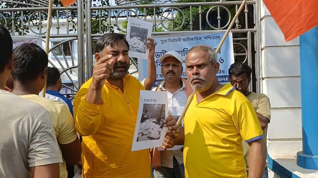 तृणमूल नेताओं के पास एसआईआर फॉर्म होने का आरोप लगाकर भाजपा ने कांकसा बीडीओ कार्यालय के गेट पर जड़ा ताला, जताया गया विक्षोभ…