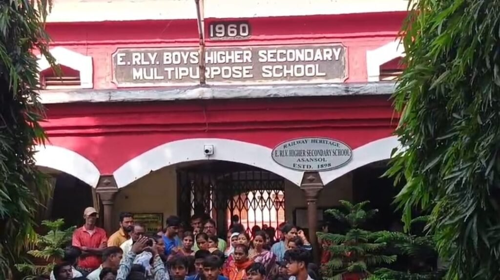 आसनसोल रेलवे हायर सेकेण्डरी स्कुल मे अभिभावकों का हंगामा बिना इंट्रेन्स एक्जाम के 11वीं क्लाश मे एडमिशन लेने का दिया दबाव…