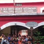 आसनसोल रेलवे हायर सेकेण्डरी स्कुल मे अभिभावकों का हंगामा बिना इंट्रेन्स एक्जाम के 11वीं क्लाश मे एडमिशन लेने का दिया दबाव…