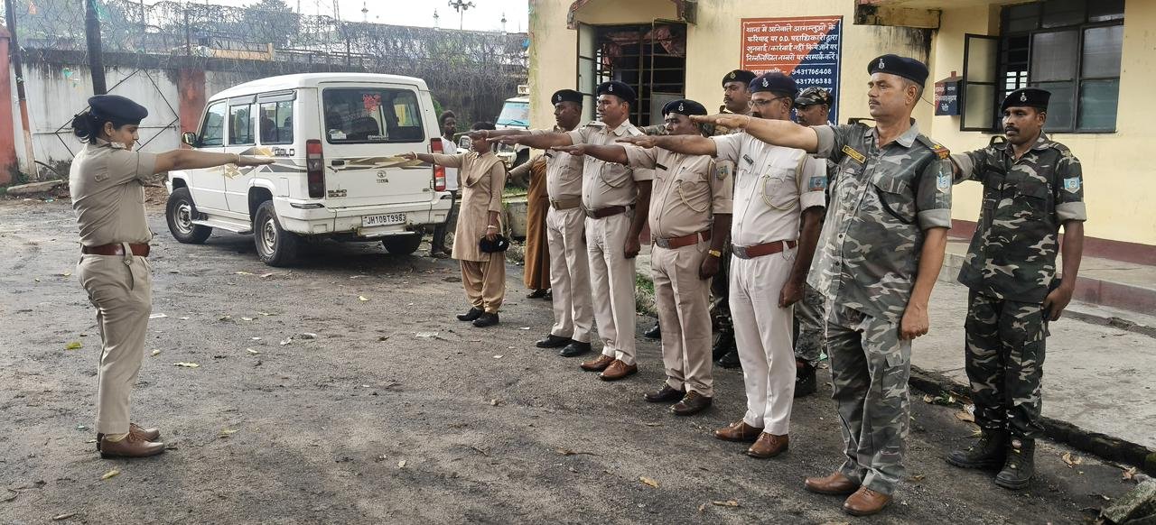 “वन्दे मातरम्” की 150वीं वर्षगांठ पर धनबाद पुलिस ने आयोजित किया सामूहिक गायन कार्यक्रम…