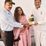 रक्षा राज्य मंत्री संजय सेठ को “टाइमलेस लेसन्स फ्रॉम द आर्मी” पुस्तक की प्रथम प्रति भेंट की गई…