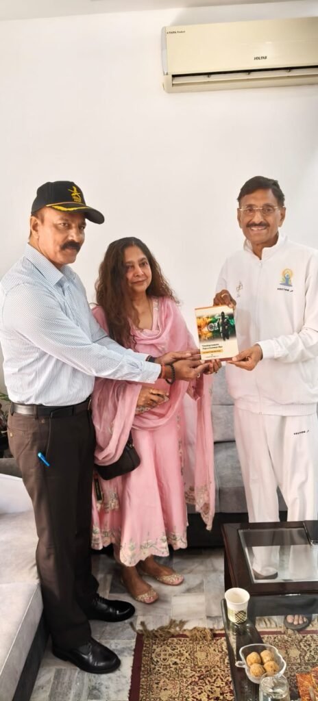 रक्षा राज्य मंत्री संजय सेठ को “टाइमलेस लेसन्स फ्रॉम द आर्मी” पुस्तक की प्रथम प्रति भेंट की गई…