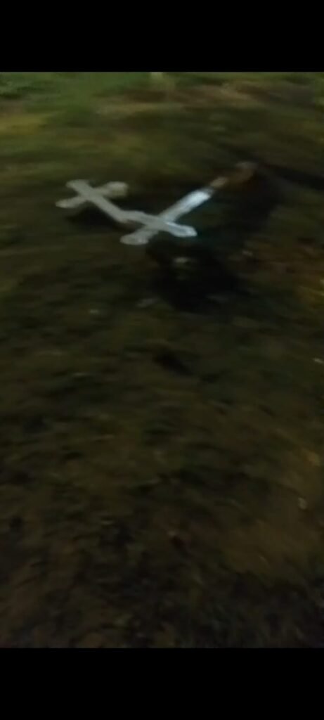 क़ब्र पर लगे ईसाई क्रॉस उखाड़ने को लेकर थाने मे हंगामा,REELS बनाने वाले दोनों आरोपी युवक गिरफ़्तार…