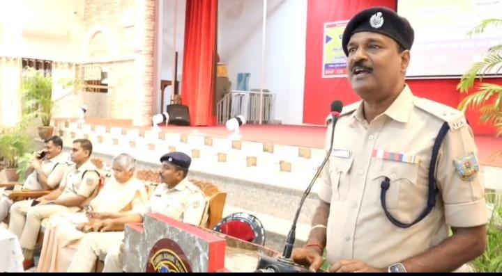 कार्मेल स्कूल में पुलिस की पाठशाला : बच्चों को मिली साइबर और ट्रैफिक नियमों की जानकारी…
