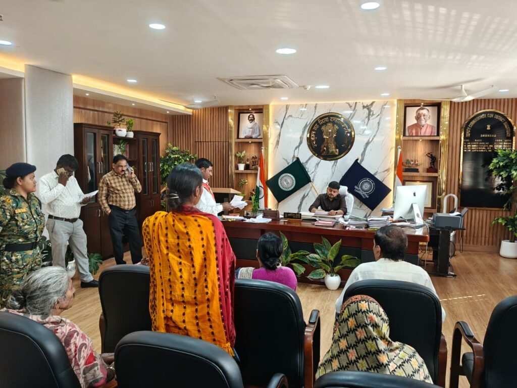 जनता दरबार में आमजनों की समस्याओं से अवगत हुए उपायुक्त…