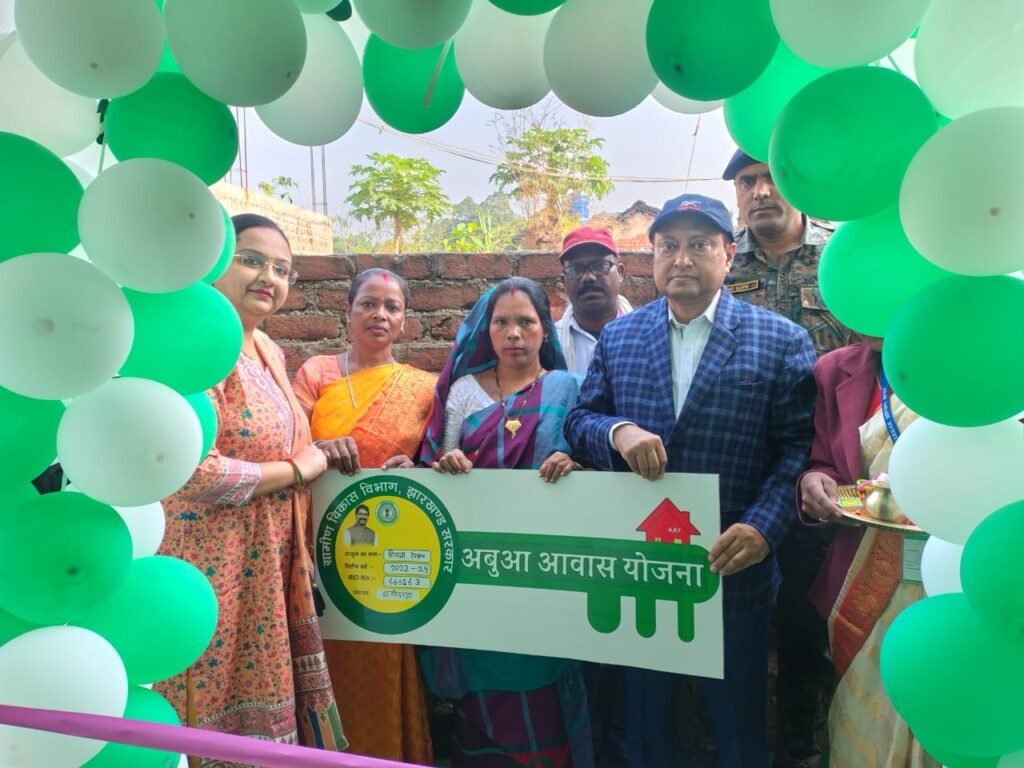 अबुआ आवास योजना/प्रधानमंत्री आवास योजना-ग्रामीण के स्वीकृत आवासों के लाभुकों को स्वीकृति पत्र किया गया वितरित…