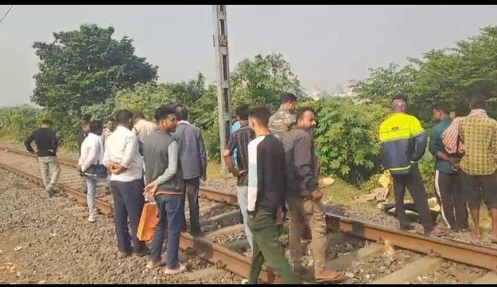 धनबाद में रेलवे ट्रैक पर मिली महिला की लाश, इलाके में मचा हड़कंप…