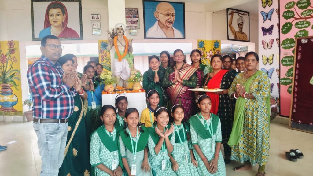 बालिका आवासीय विद्यालय में मानी भगवान बिरसा मुंडा की जयंती…
