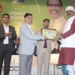 राज्य स्थापना दिवस समारोह में झारखंड आंदोलनकारी के रूप में चिन्हित कांग्रेस जिलाध्यक्ष संतोष कुमार सिंह को डीसी ने किया सम्मानित…