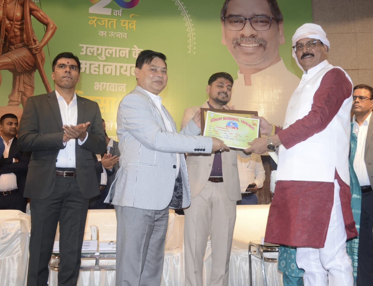 राज्य स्थापना दिवस समारोह में झारखंड आंदोलनकारी के रूप में चिन्हित कांग्रेस जिलाध्यक्ष संतोष कुमार सिंह को डीसी ने किया सम्मानित…