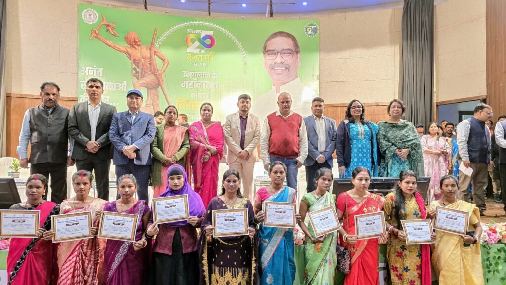 सेविका व सहायिका को चयन पत्र, आंगनबाड़ी के बच्चों को वितरित किया स्वेटर…