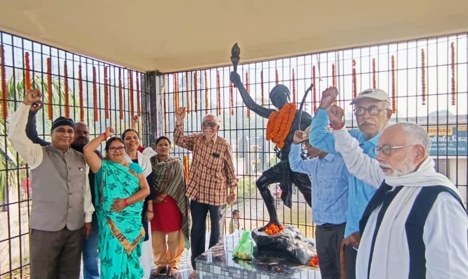 शहीद बिरसा मुंडा की जयंती समारोह जनवादी महिला समिति तथा ज्ञान विज्ञान समिति की ओर से सिंदरी बिरसा मुंडा पार्क में भगवान बिरसा मुंडा जी के प्रतिमा पर माल्यार्पण कर मनाया गया…