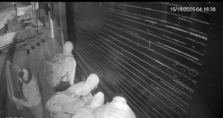 CCTV कैमरे मे कैद हुए नकाबपोश चोर… एक ही रात मे दो दुकानों मे दी थी चोरी की घटना… वीडियो वायरल…