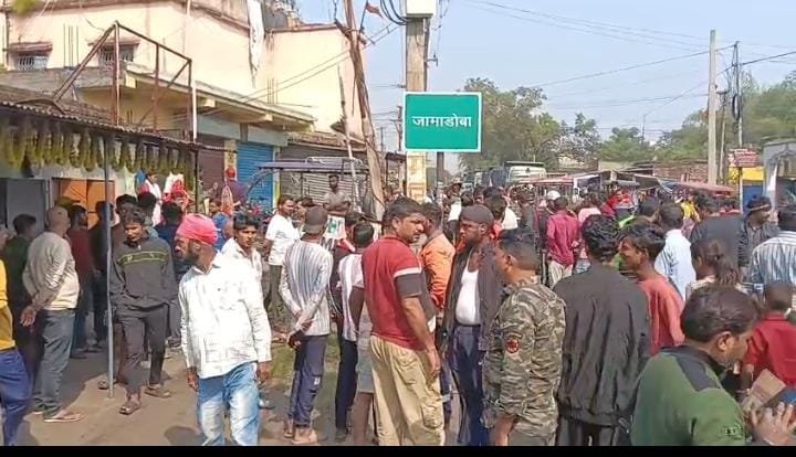 जामाडोबा में सड़क हादसा, हाइवा की चपेट में आने से युवक गंभीर, आक्रोशित ग्रामीणों ने रोका वाहन ,मुआवजे और उचित इलाज की मांग पर अड़े…