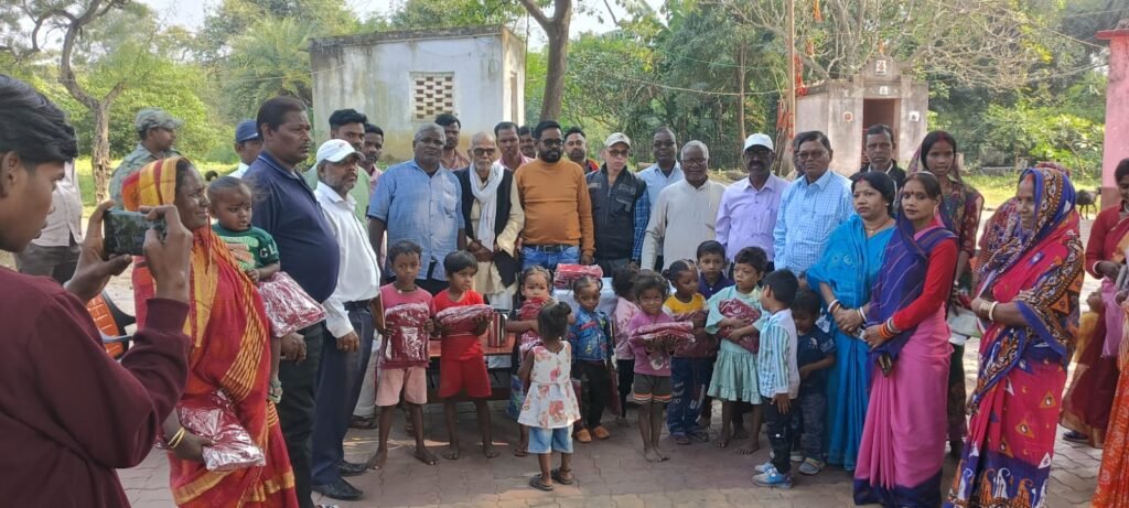 आंगनबाड़ी केंद्र में सिंदरी विधायक चंद्रदेव महतो ने 122 बच्चों को स्वेटर वितरित किए…