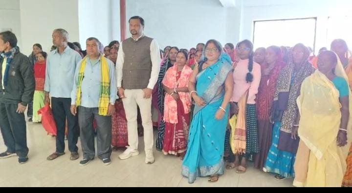 सैकड़ो ग्रामीण पहुंचे धनबाद डीसी कार्यालय, पुटकी सीओ पर जमीन गड़बड़झाले का लगाया आरोप…