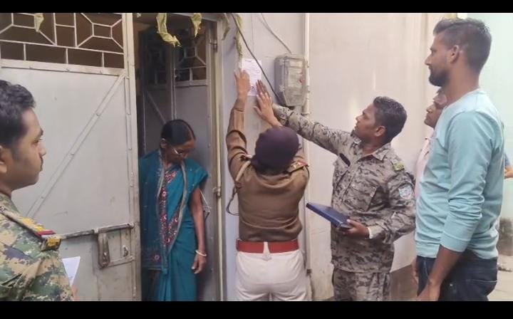 52 लाख की ठगी के आरोपी के खिलाफ इश्तिहार चस्पा, कुर्की-जब्ती की कार्रवाई शुरू…