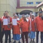 धनबाद रेलवे स्टेशन पर कुलियों ने शांतिपूर्ण समायोजन और रोजगार की मांग उठाई…