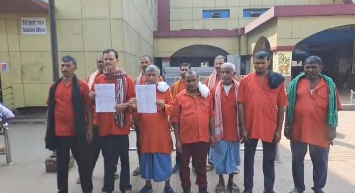 धनबाद रेलवे स्टेशन पर कुलियों ने शांतिपूर्ण समायोजन और रोजगार की मांग उठाई…