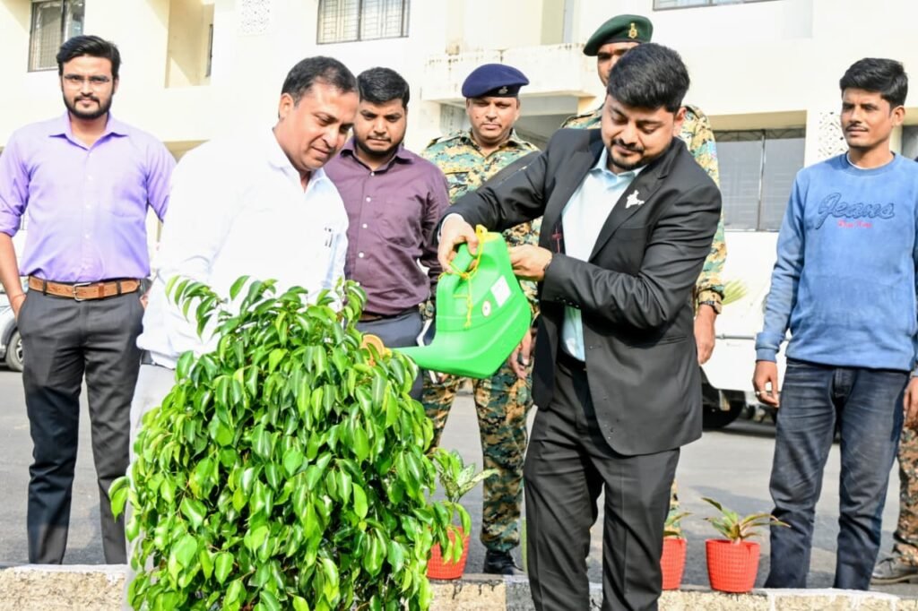 उपायुक्त ने किया समाहरणालय परिसर में पौधारोपण…
