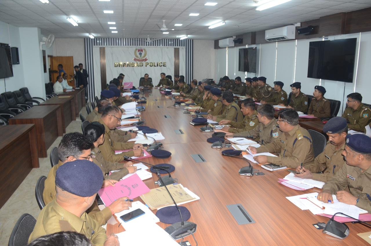 धनबाद में विधि-व्यवस्था पर उच्चस्तरीय समीक्षा बैठक, आईजी ने पुलिस की सक्रियता को सराहा…
