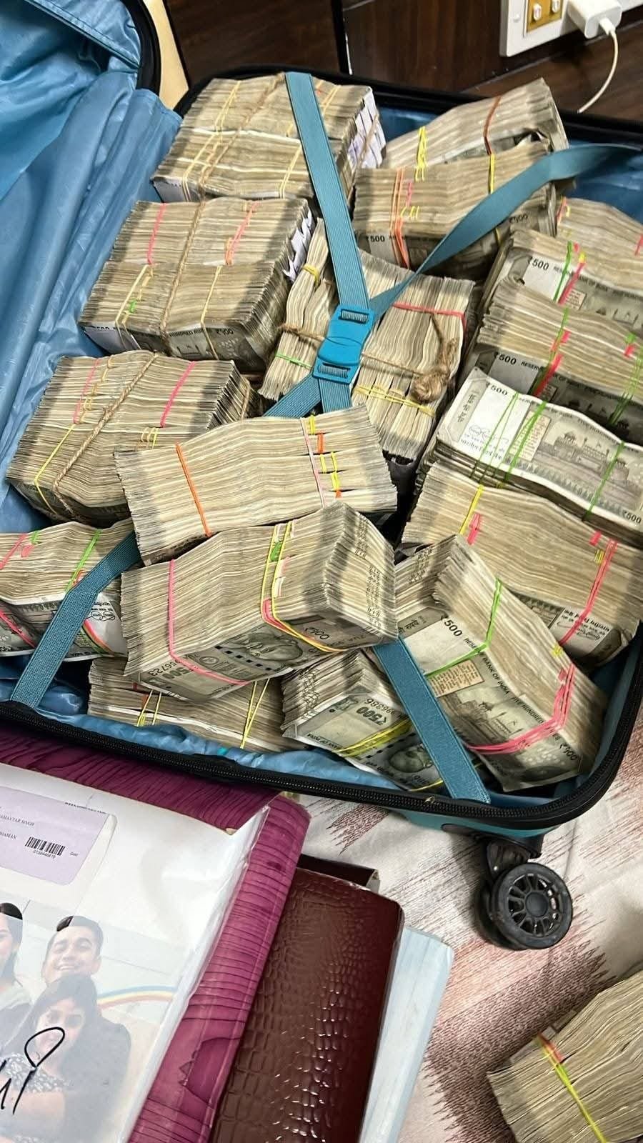 पश्चिम बंगाल के कोलकाता सहित झारखंड के धनबाद में कोयला कारोबारीयों के करीब 42 ठिकानों पर ED का छापा, कैश और जवेलरी भी हुए बरामद…