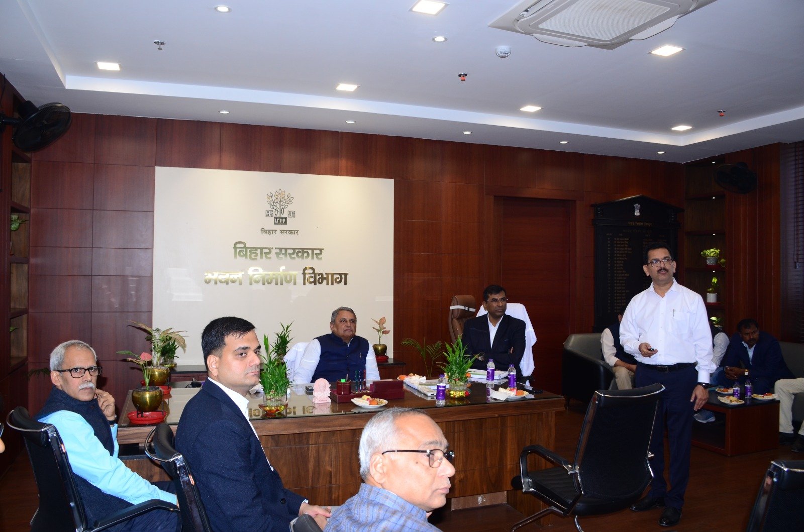 भवन निर्माण विभाग के नए मंत्री विजय कुमार चौधरी ने की विभागीय कार्यों की समीक्षा, कार्यों का किया निपटारा…