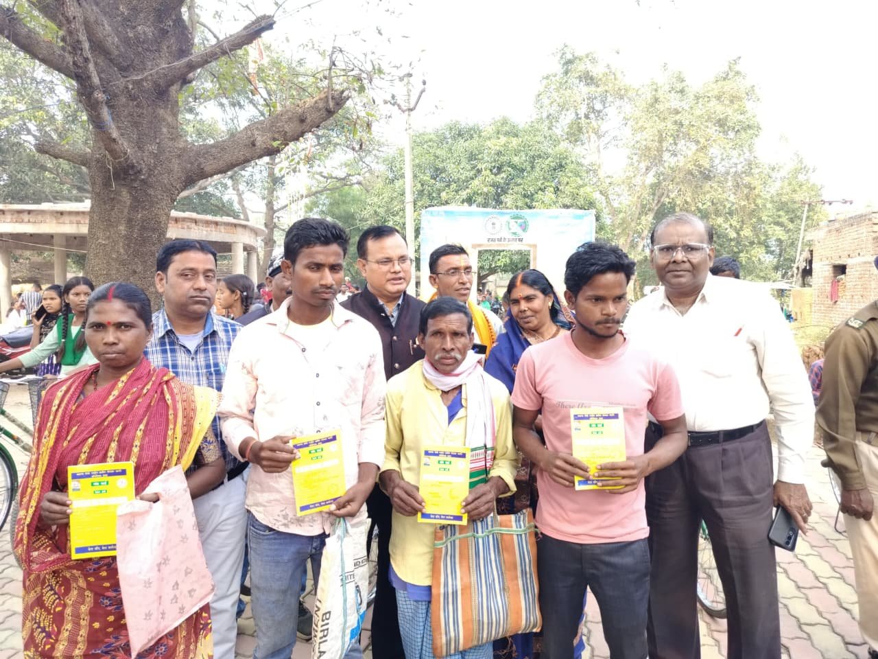 सेवा का अधिकार सप्ताह के तहत आयोजित शिविर में 1 घंटों के अंदर सर्वजन पेंशन का बांटा गया स्वीकृति पत्र…