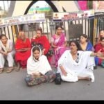 धनबाद में छमछम गुट और सुनैना किन्नर गुट का नहीं थम रहा क्षेत्र विवाद, रणधीर वर्मा चौक पर सुनैना किन्नर बीच सड़क पर धरने पर बैठी, अनिश्चितकालीन धरना की चेतावनी…