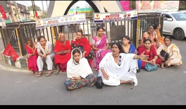 धनबाद में छमछम गुट और सुनैना किन्नर गुट का नहीं थम रहा क्षेत्र विवाद, रणधीर वर्मा चौक पर सुनैना किन्नर बीच सड़क पर धरने पर बैठी, अनिश्चितकालीन धरना की चेतावनी…