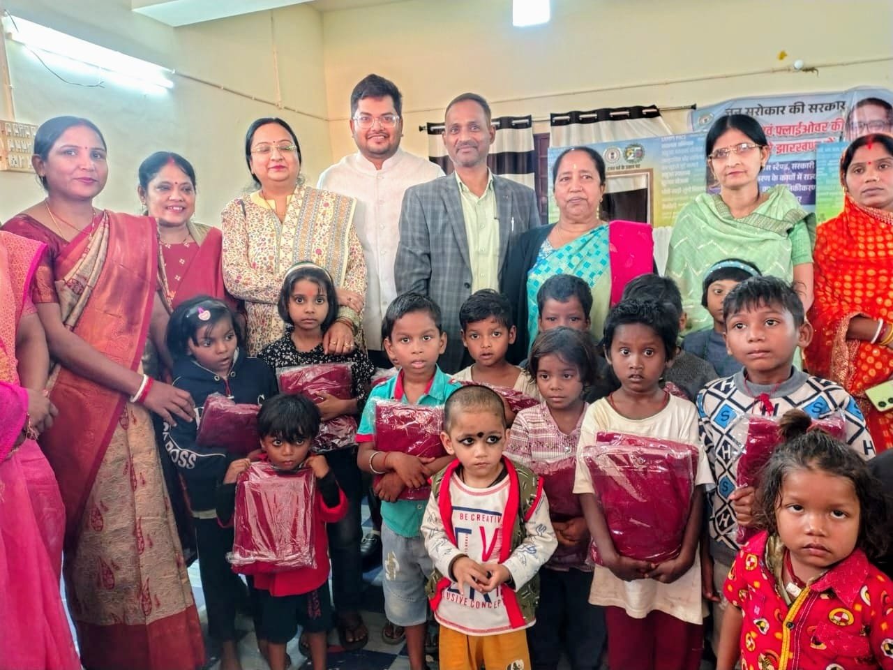 2240 को स्वेटर सहित 3440 लाभुकों के बीच परिसंपत्तियों का वितरण…