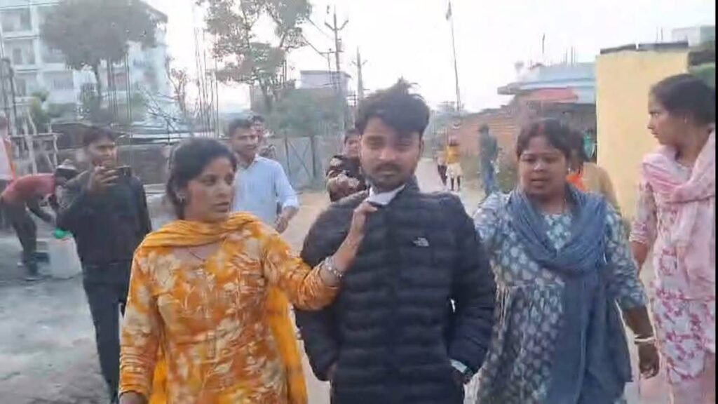 रामगढ़ में फेसबुक पर महिलाओं के खिलाफ अश्लील पोस्ट पर पीड़ित महिलाओं ने आरोपी AJSU नेता को पीट कर थाने पहुंचाया, गंभीर धाराओं में केस दर्ज…