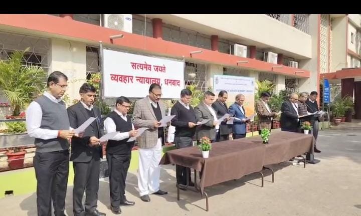 संविधान दिवस पर धनबाद कोर्ट के न्यायिक पदाधिकारियों ने ली शपथ…