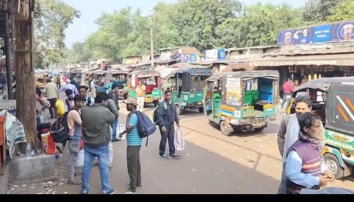 धनबाद में जाम का संकट गहराया, बस स्टैंड को पूजा टॉकीज से संचालित करने के आदेश पर बस संचालकों ने जताया एतराज…