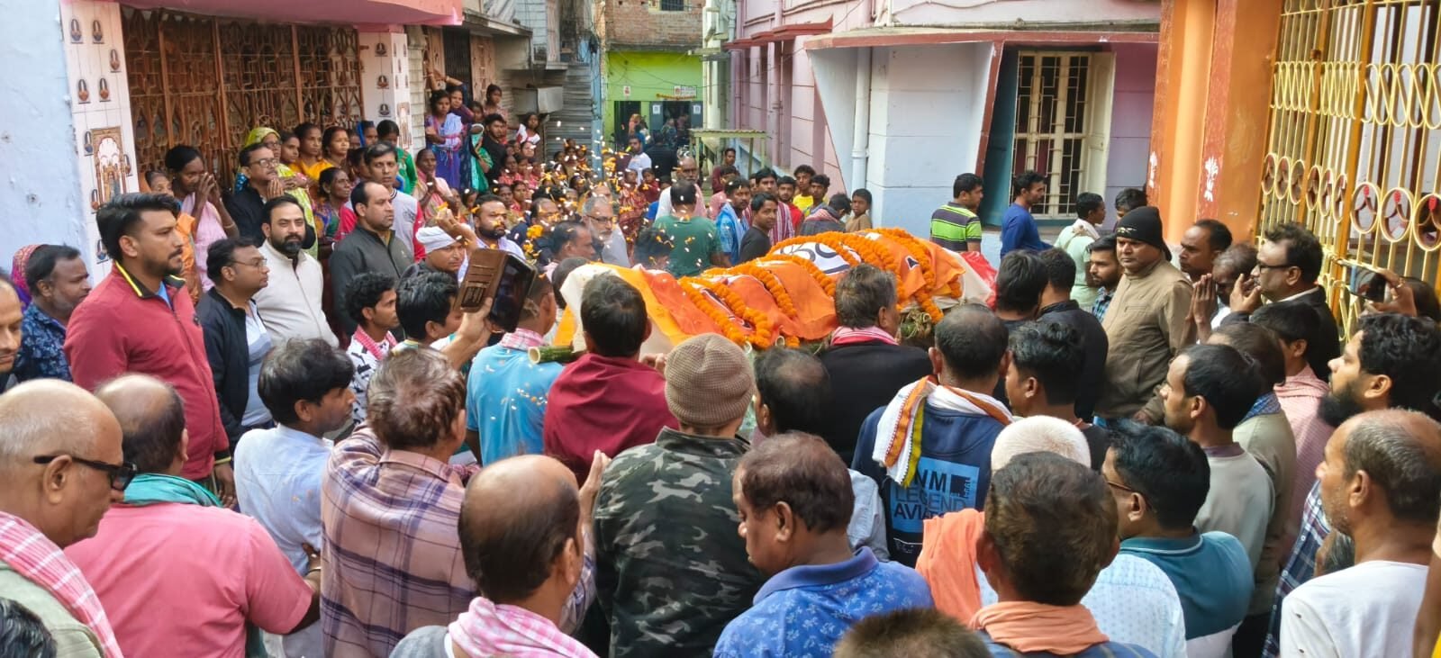 तृणमूल के युवा नेता हैप्पी सिंह ने अपने घर मे फंदा लगाकर कि आत्म हत्या, पार्टी नेताओं ने नम आँखों से दी विदाई….