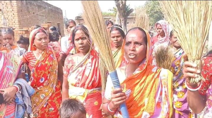 भालाडीह और मनकेश्वर दामोदर नदी घाट से पुलिस और जिला प्रशासन की आँखों मे धूल झोंकर अवैध रूप से बालू उठा रहा परिमल महिलाओं ने झाड़ू लेकर जताया विरोध…