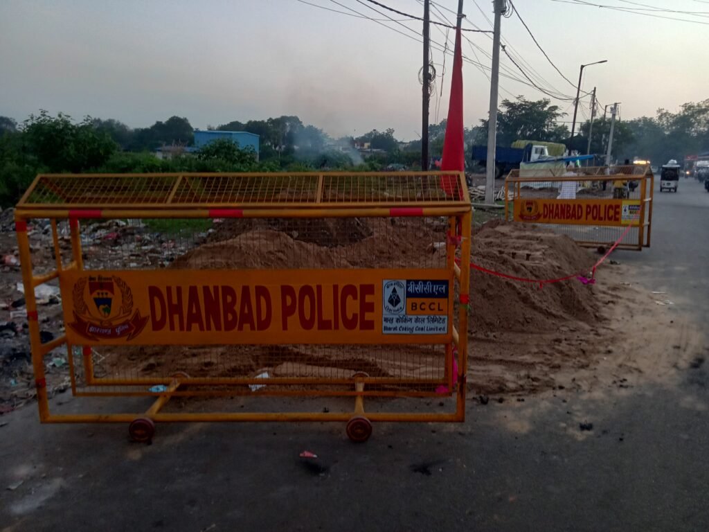 झरिया-सिंदरी मुख्यमार्ग बनियाहीर स्थित हुई एक बार फिर गैस रिसाव लोगों मे दहसत..