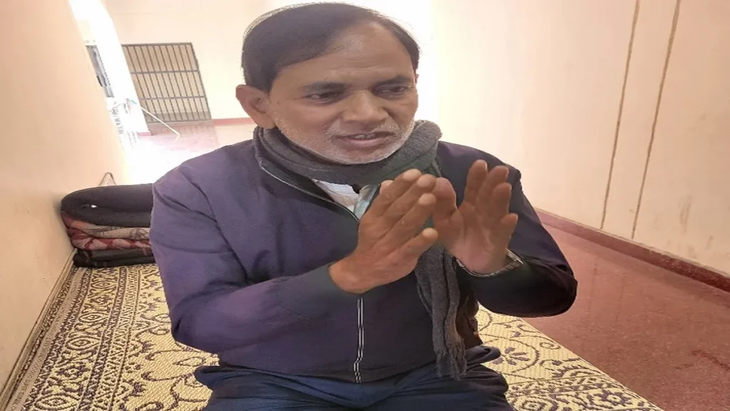 Constitution Day पर विद्यालय में मुस्लिम छात्रों ने हाथ जोड़कर की प्रार्थना, अभिभावकों ने किया हंगामा, प्रधानाध्यापक की थाने में हुई पेशी…