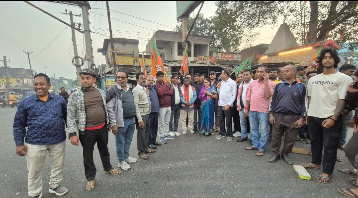 बिहार में एनडीए की प्रचंड जीत को लेकर एक दूसरे को मिठाई खिलाते हुए मनाई जश्न, किया आतिशबाजी..