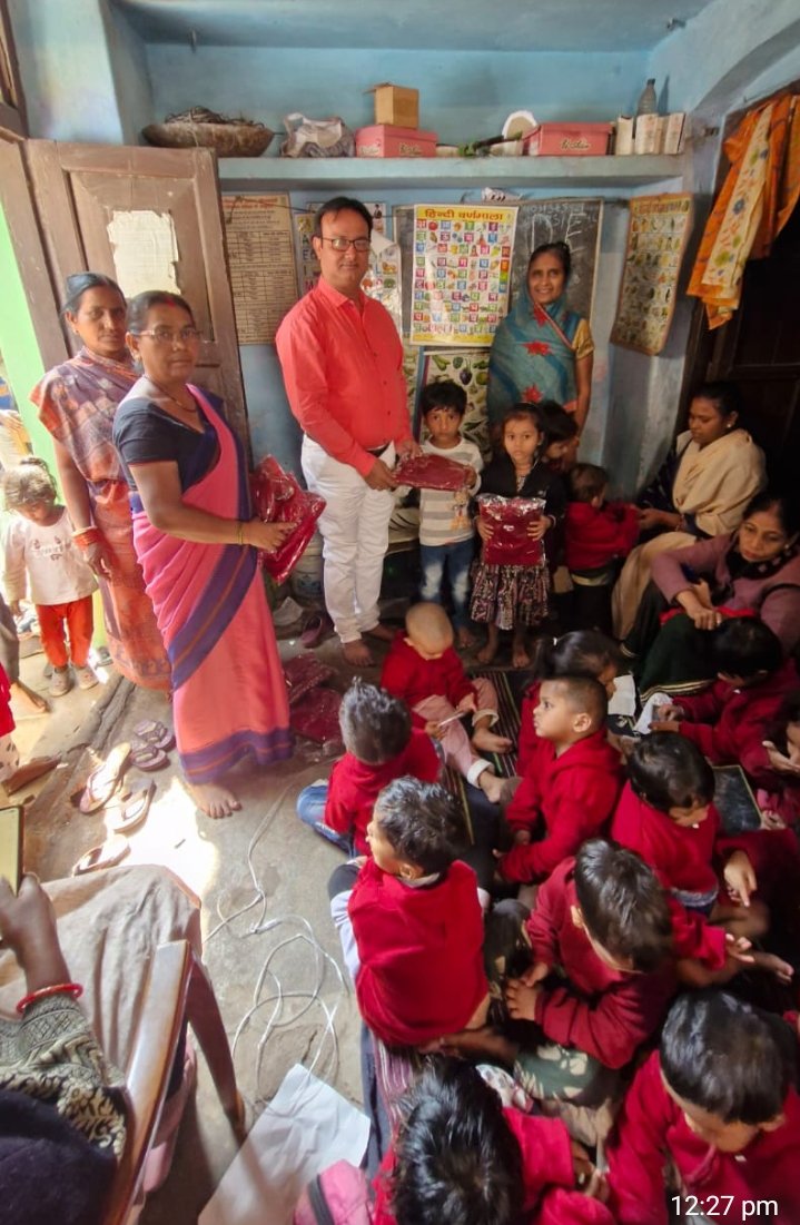 झारखंड राज्य का 25वां स्थापना दिवस के मौके पर बाल विकास विभाग द्वारा शीतलहरी को देखते हुए आंगन बड़ी केंद्र मे किया स्वेटर का वितरण..