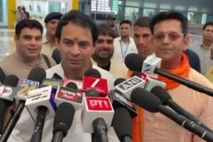 एक बार फिर मिले रवि किशन और तेज प्रताप, BJP सांसद बोले- ‘संगे शंखनाद होई’…