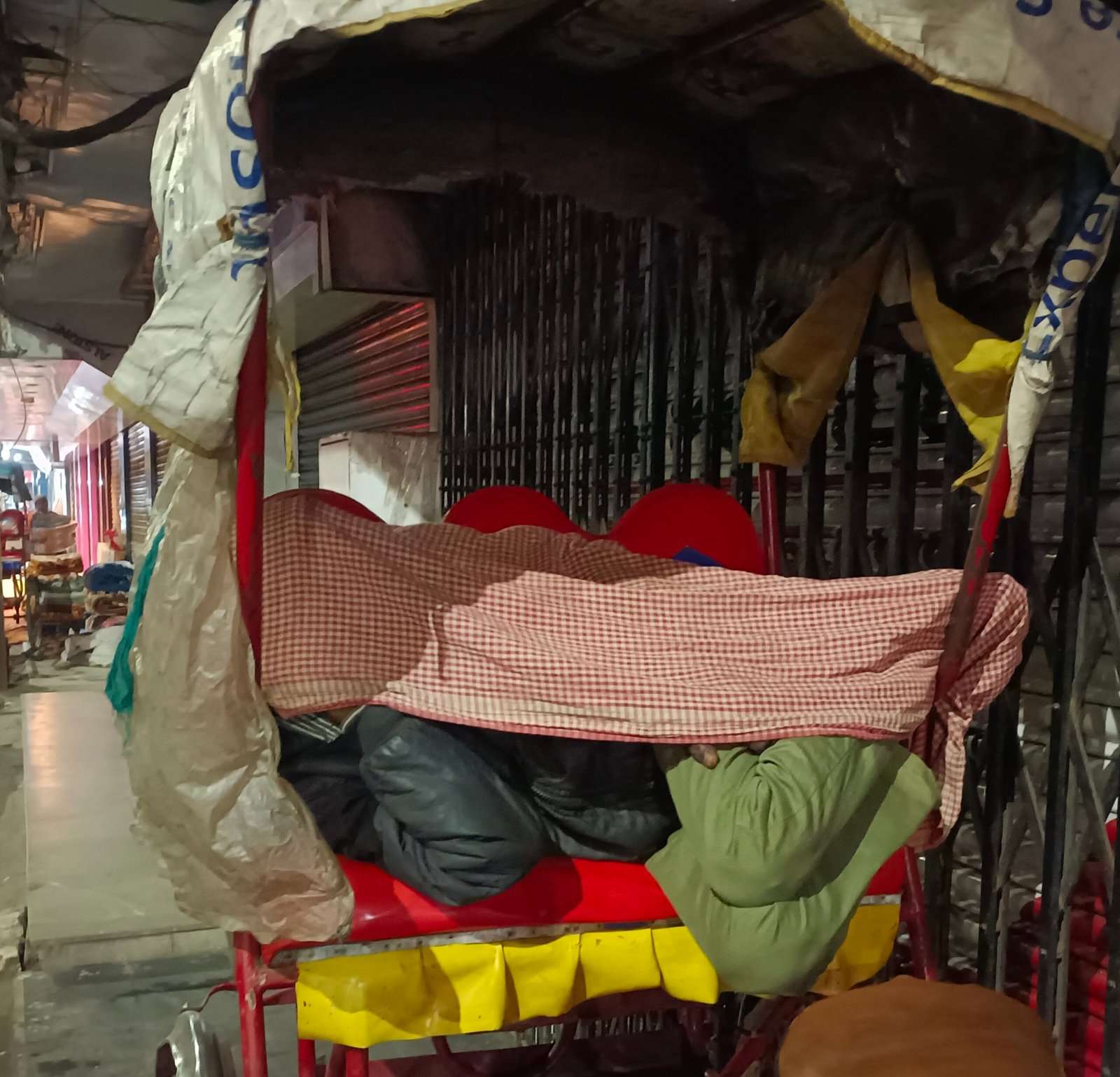 12 डिग्री पर कांप रहा धनबाद, ना बंटा कंबल, ना ही जल रहा अलाव….