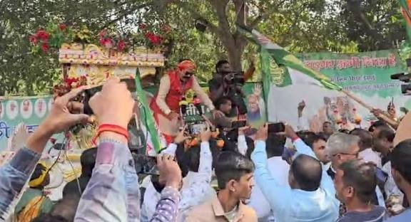 रुझान देखने के बाद जदयू कार्यालय के बाहर जश्न…