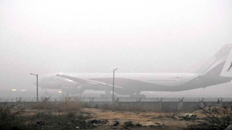 घने कोहरे का असर: AAI ने उड़ानों में देरी और रद्द होने की चेतावनी जारी की…