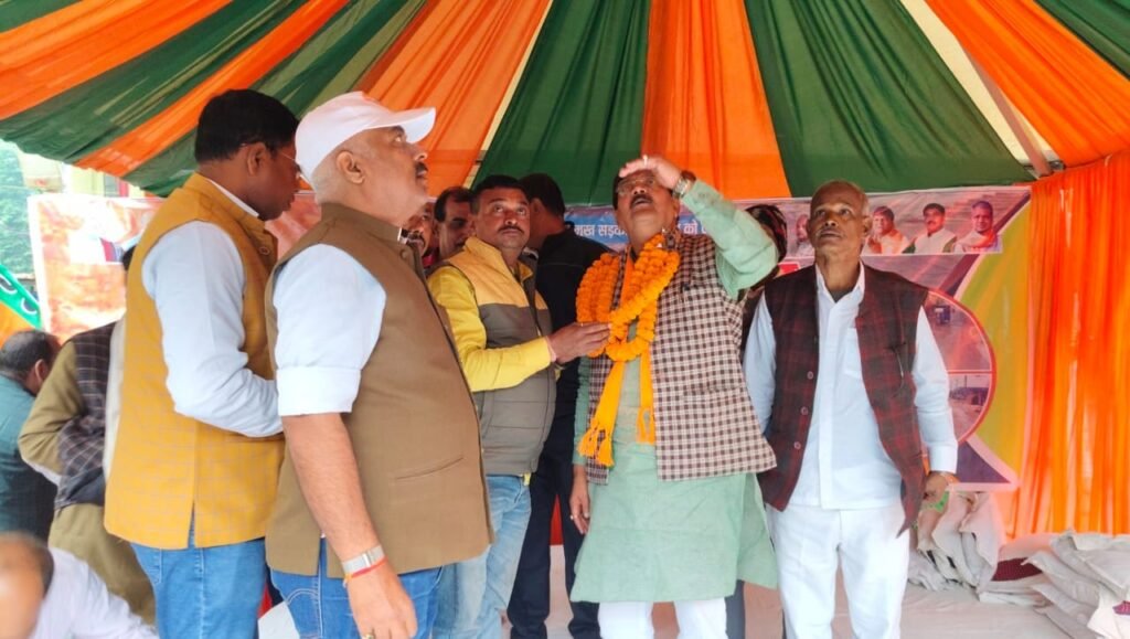 धनबाद में जर्जर सड़कों के विरोध में विधायक राज सिन्हा का अनिश्चितकालीन धरना शुरू, 48 घंटे का अल्टीमेटम….