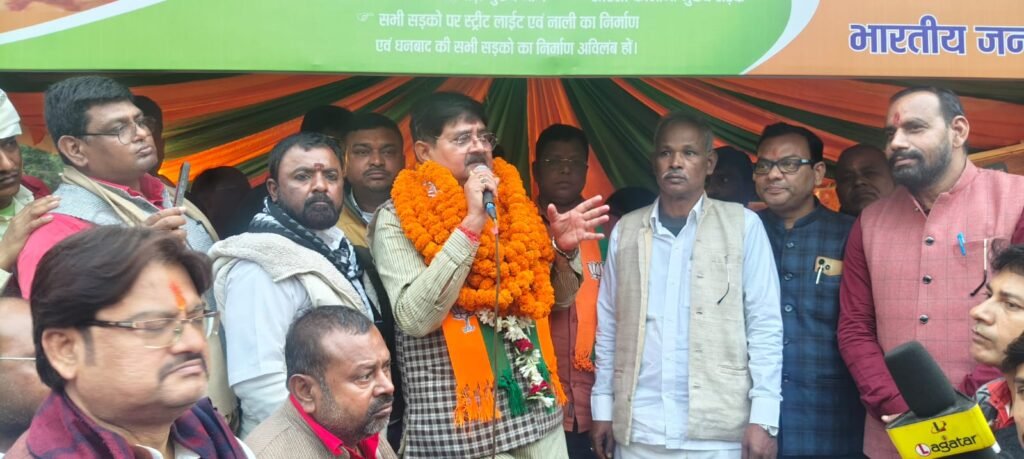 नगर आयुक्त के आश्वासन के बाद दो दिनों से चल रहा बीजेपी MLA राज का बेमियादी धरना हुआ समाप्त…ACB जांच में अटके जर्जर 38 रोड पर जल्द काम शुरू करने का मिला आश्वासन…