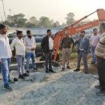 उपायुक्त तथा वरीय पुलिस अधीक्षक ने किया बरमसिया पुल के मरम्मती कार्य का निरीक्षण…