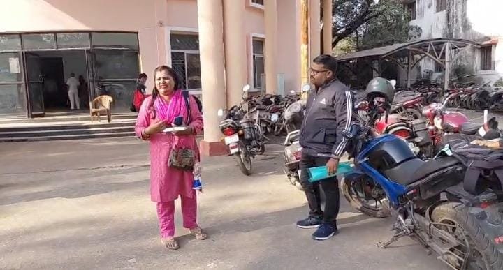 पारिवारिक विवाद का मामला पहुंचा धनबाद थाना छोटे-छोटे बच्चों को लेकर पत्नी और पति पहुंचे धनबाद थाना पत्नी कर रही है जिद मुझे रहना है अपने पति के साथ, वही पति ने लगाए गंभीर आरोप…