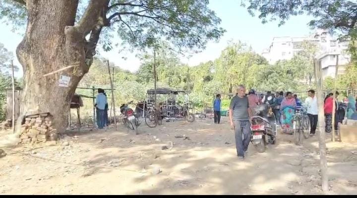 धनबाद के धैया में दुकान खाली करवाने के दरमियान धनबाद सीओ ने दुकानदारों पर चलाएं हाथ दुकानदारों में आक्रोश सीओ से माफी मांगने की कर रहे हैं दुकानदार माँग….